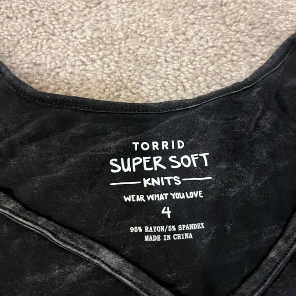 Torrid Super Soft Scoop Neck Cold Shoulder Sharkbite Hem Top - Picture 6 of 7